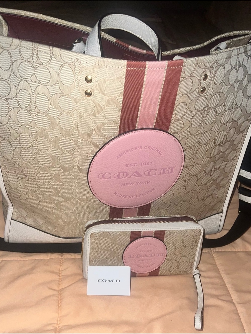 Coach Dempsey Tote 40 & Matching Wallet
Set - Signature Jacquard